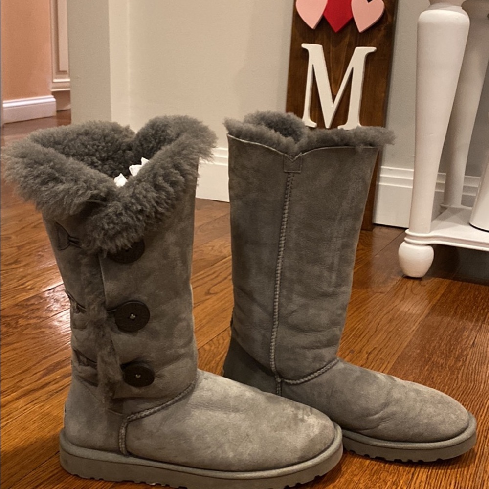 Ugg Bailey button triplet size 8